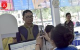 Sợ bị cắt thuê bao, người dân Hà Nội đổ xô đi chụp ảnh chân dung